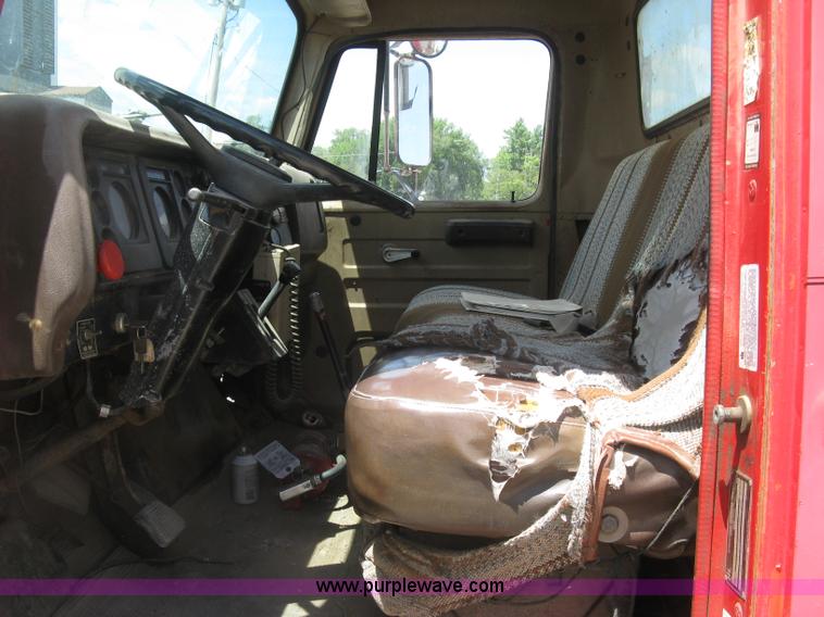 image for item H8553 1981 International 1754 applicator truck