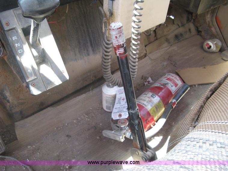 image for item H8553 1981 International 1754 applicator truck