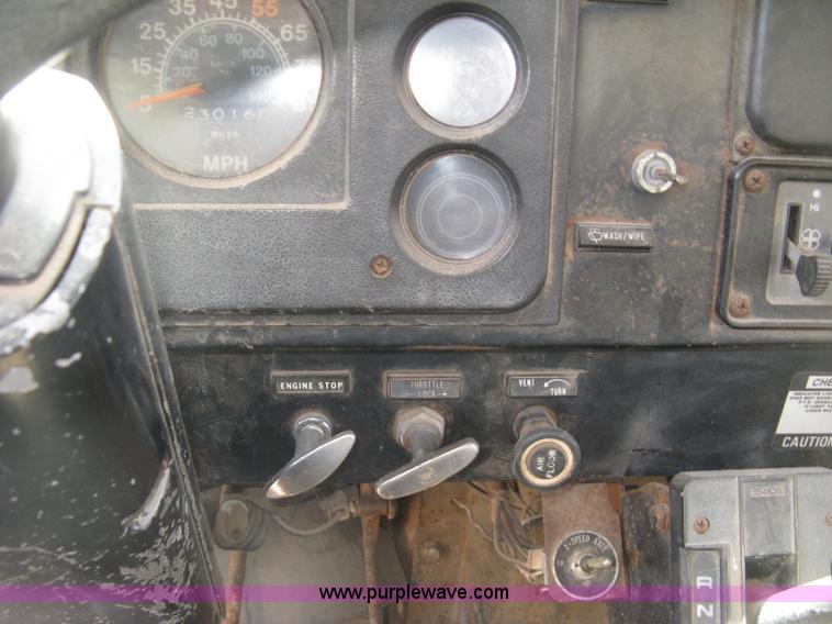 image for item H8553 1981 International 1754 applicator truck