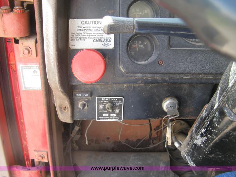 image for item H8553 1981 International 1754 applicator truck