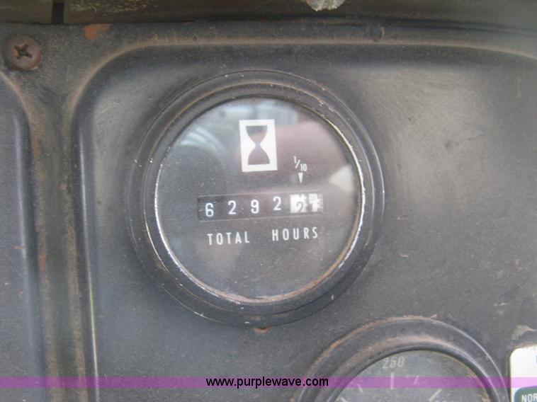 image for item H8553 1981 International 1754 applicator truck