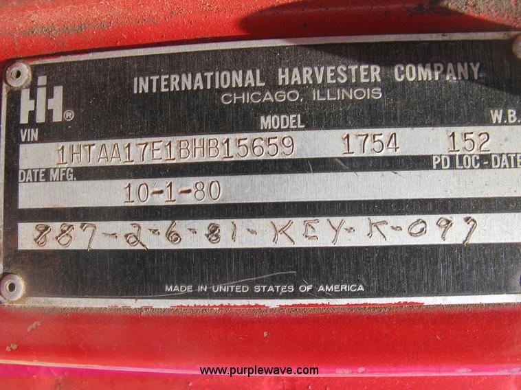 image for item H8553 1981 International 1754 applicator truck