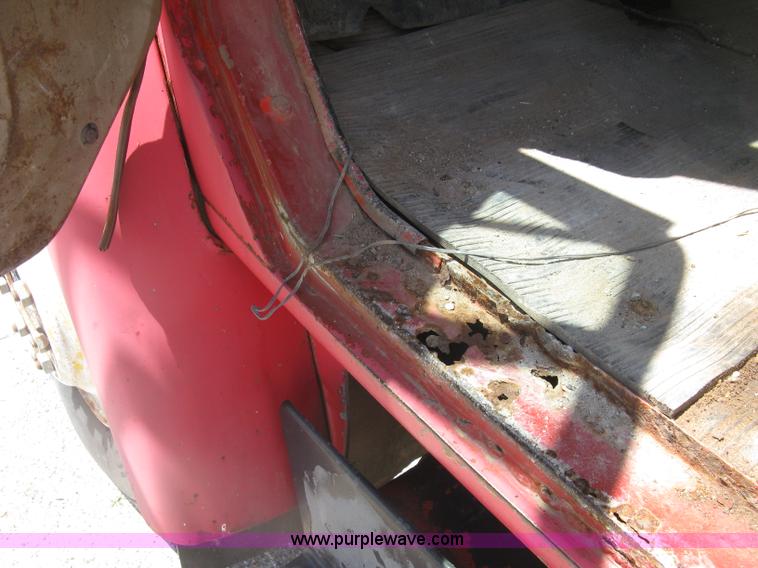 image for item H8553 1981 International 1754 applicator truck