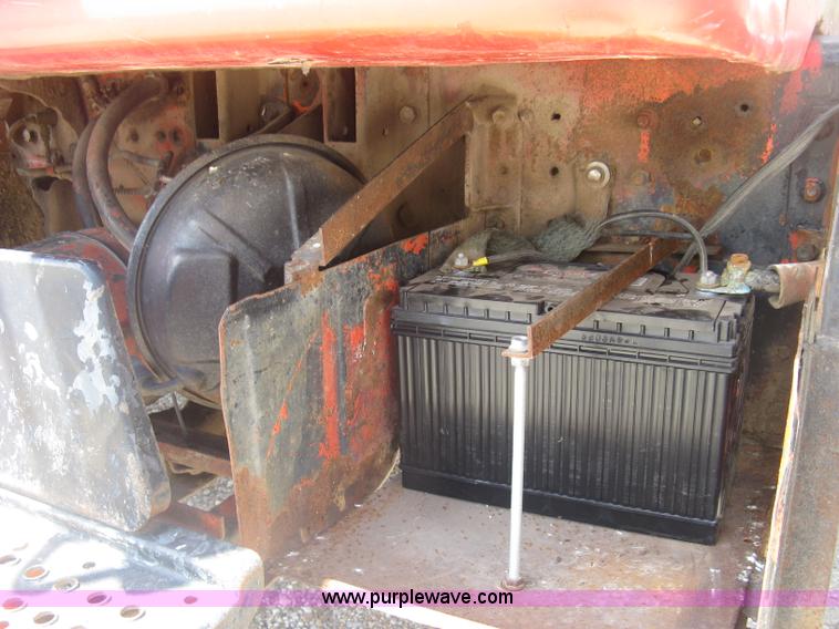 image for item H8553 1981 International 1754 applicator truck