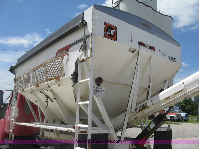 image for item H8553 1981 International 1754 applicator truck