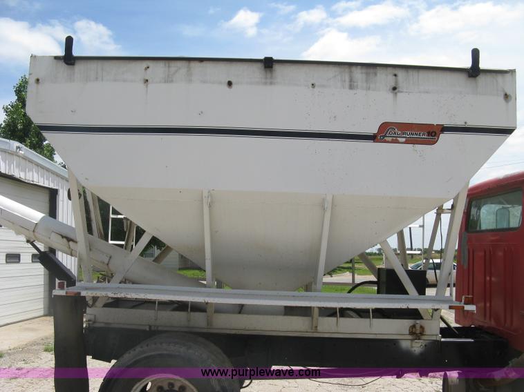 image for item H8553 1981 International 1754 applicator truck