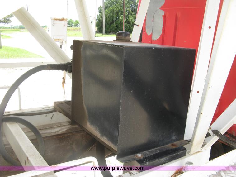 image for item H8553 1981 International 1754 applicator truck