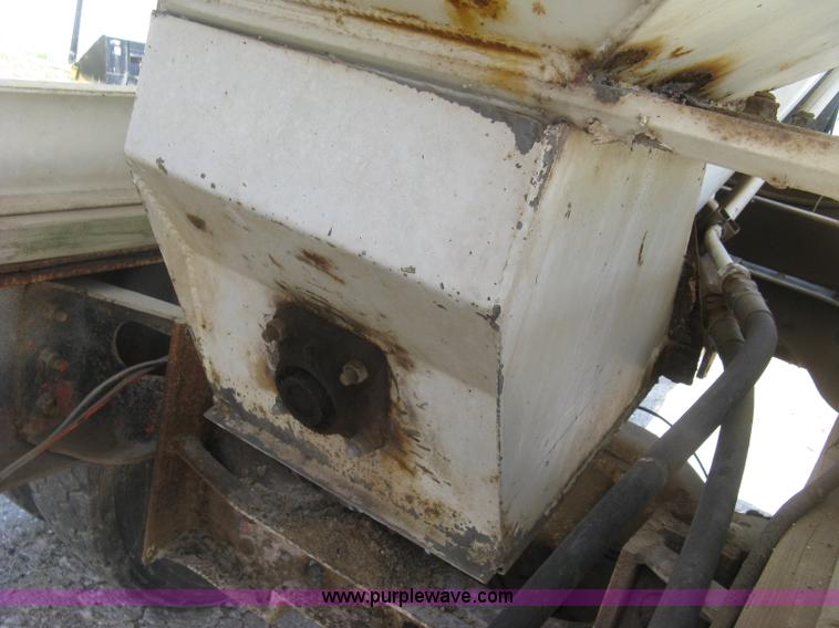 image for item H8553 1981 International 1754 applicator truck