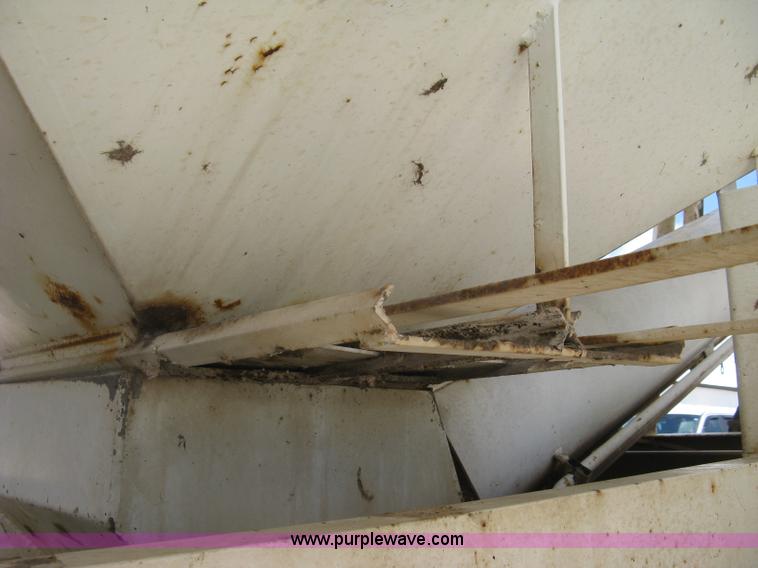 image for item H8553 1981 International 1754 applicator truck