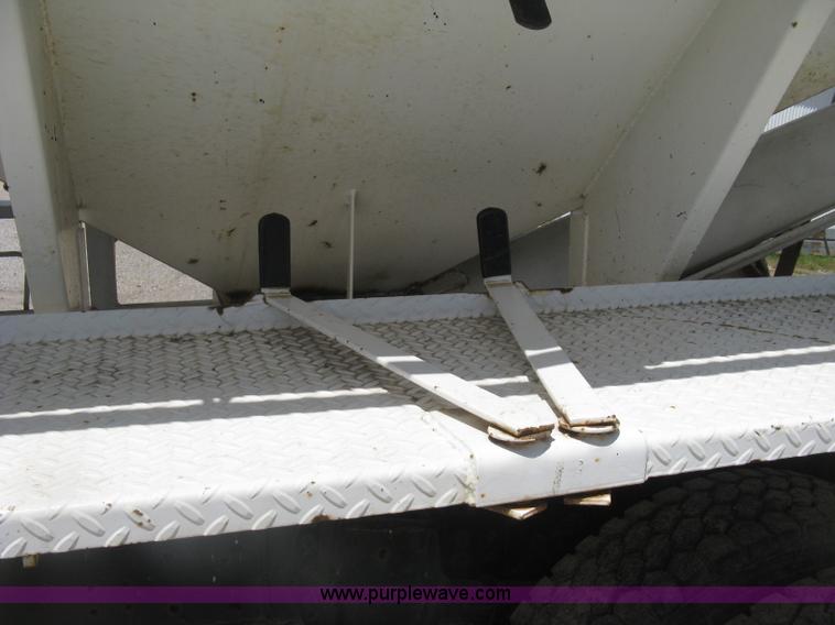 image for item H8553 1981 International 1754 applicator truck