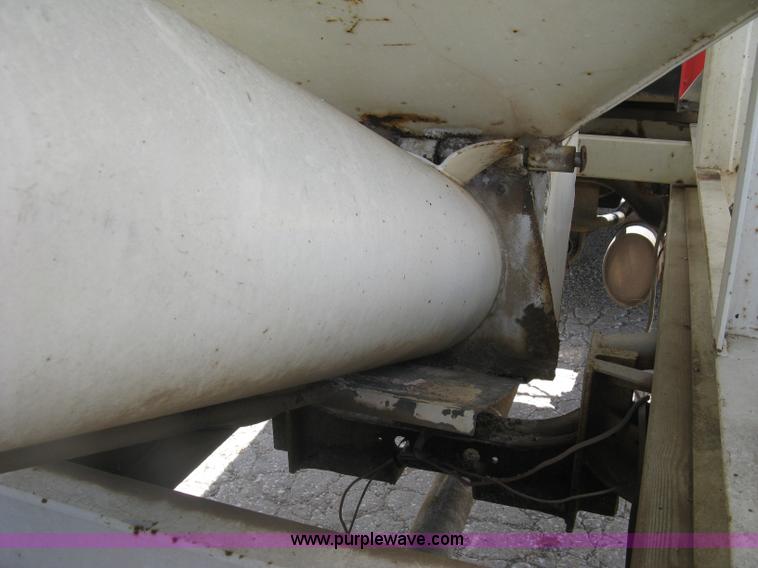 image for item H8553 1981 International 1754 applicator truck