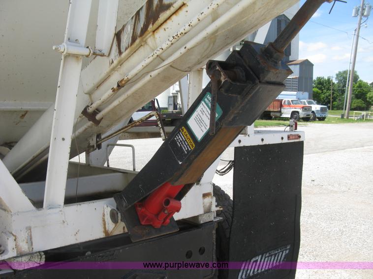 image for item H8553 1981 International 1754 applicator truck