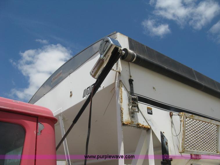 image for item H8553 1981 International 1754 applicator truck