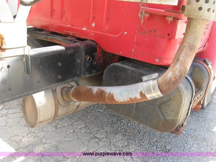 image for item H8553 1981 International 1754 applicator truck