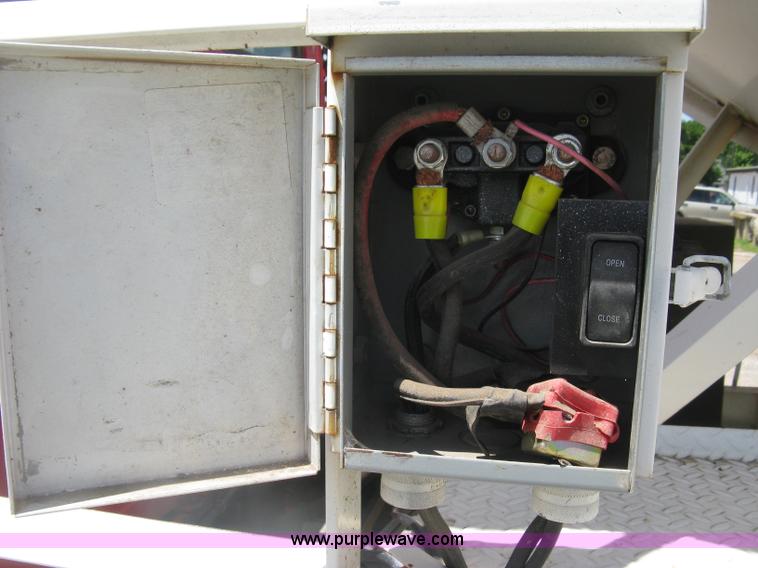 image for item H8553 1981 International 1754 applicator truck