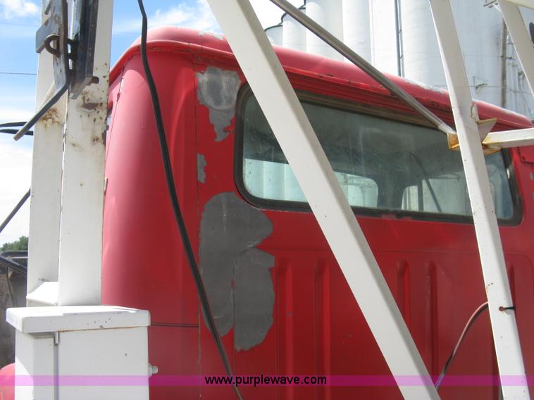 image for item H8553 1981 International 1754 applicator truck