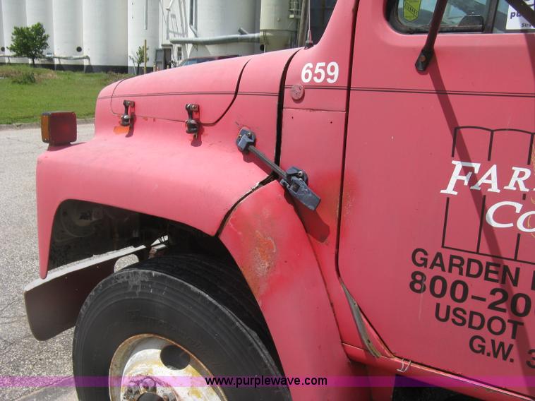 image for item H8553 1981 International 1754 applicator truck