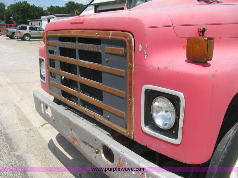 image for item H8553 1981 International 1754 applicator truck