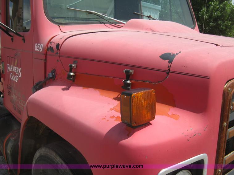 image for item H8553 1981 International 1754 applicator truck