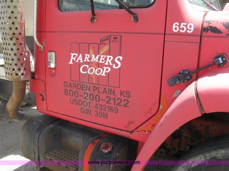 image for item H8553 1981 International 1754 applicator truck