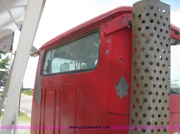 image for item H8553 1981 International 1754 applicator truck