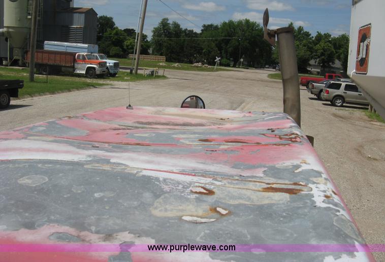 image for item H8553 1981 International 1754 applicator truck