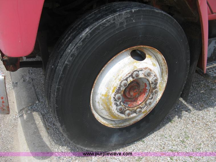 image for item H8553 1981 International 1754 applicator truck