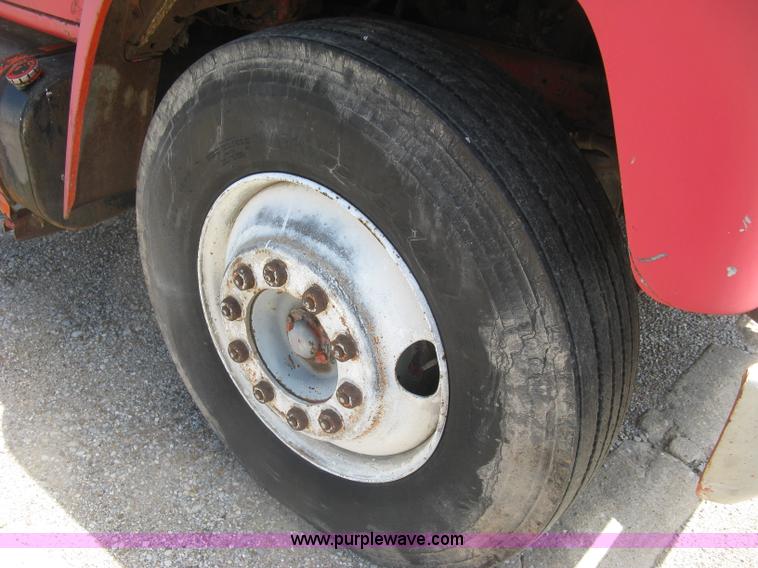 image for item H8553 1981 International 1754 applicator truck