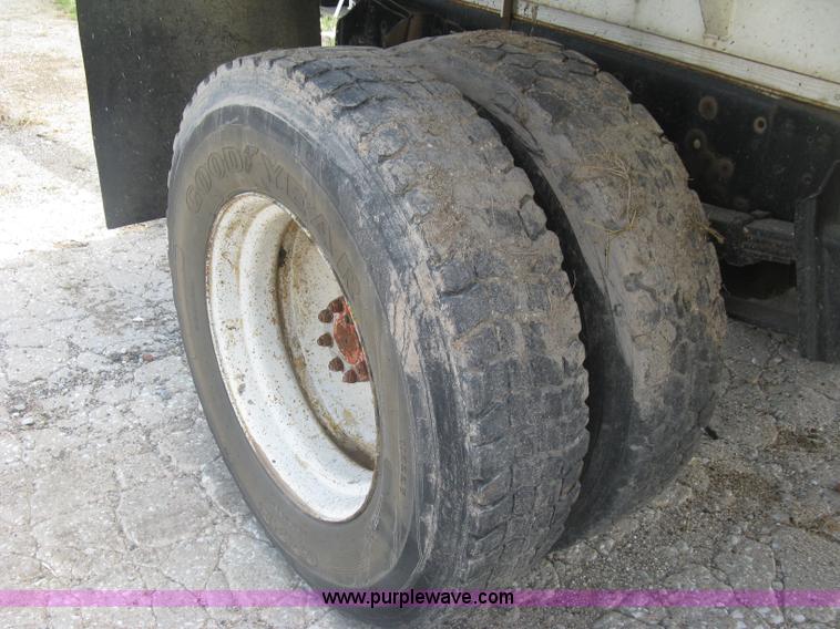 image for item H8553 1981 International 1754 applicator truck