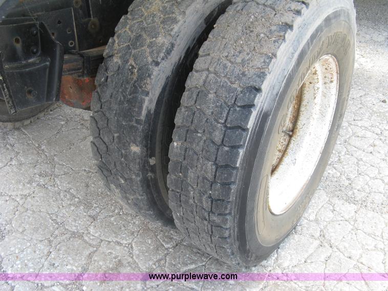 image for item H8553 1981 International 1754 applicator truck