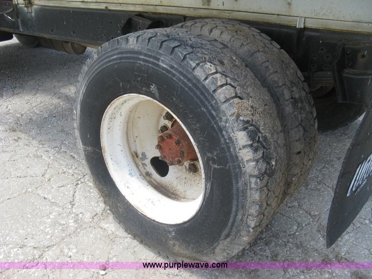 image for item H8553 1981 International 1754 applicator truck