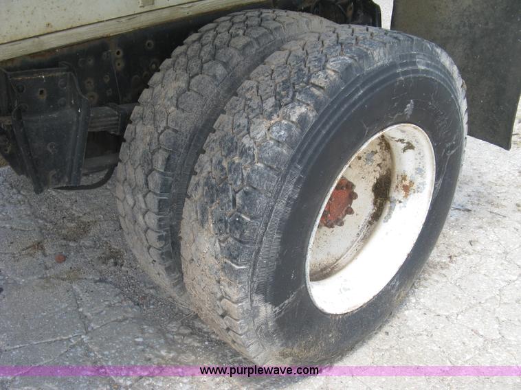 image for item H8553 1981 International 1754 applicator truck