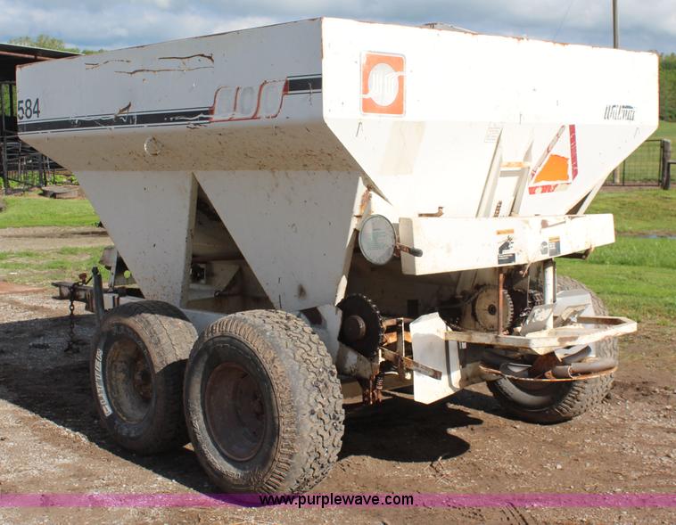 image for item K6775 Willmar 500 fertilizer spreader
