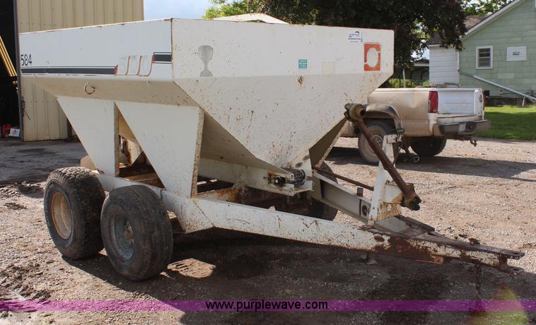 image for item K6775 Willmar 500 fertilizer spreader