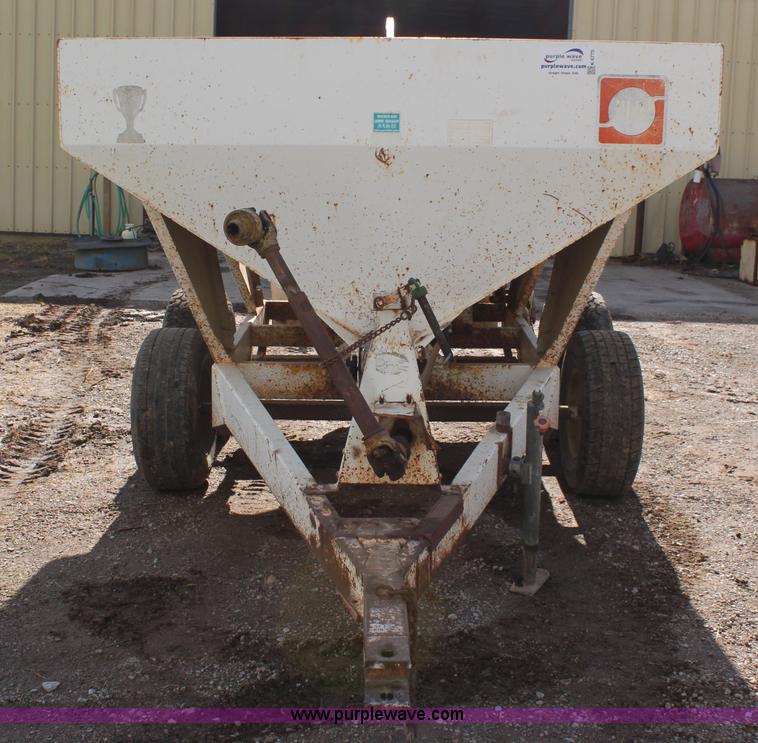 image for item K6775 Willmar 500 fertilizer spreader