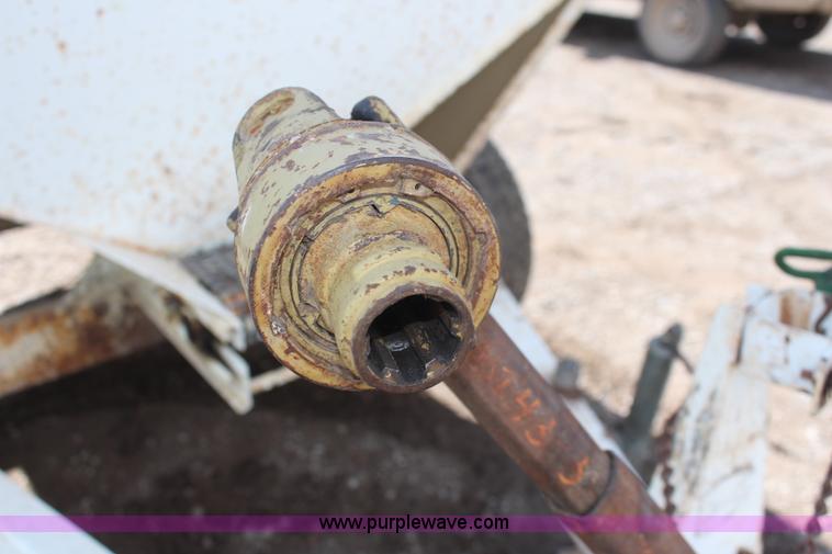 image for item K6775 Willmar 500 fertilizer spreader