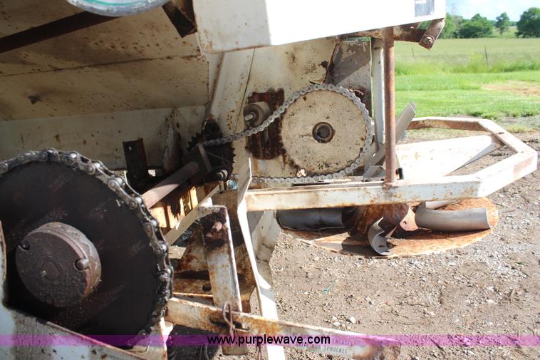 image for item K6775 Willmar 500 fertilizer spreader