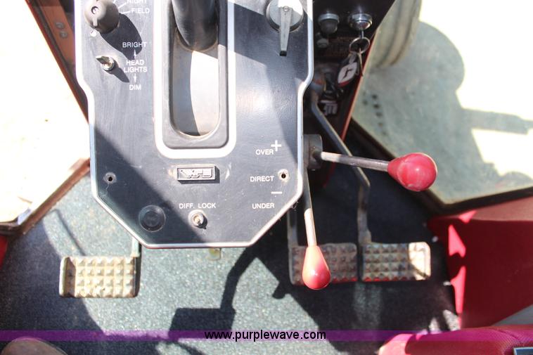 image for item K6875 1982 White 2-135 tractor