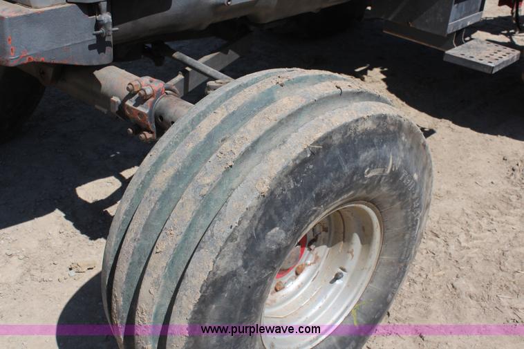 image for item K6875 1982 White 2-135 tractor