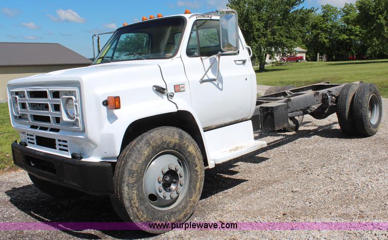 image for item K6892 1988 GMC TopKick truck cab and chassis