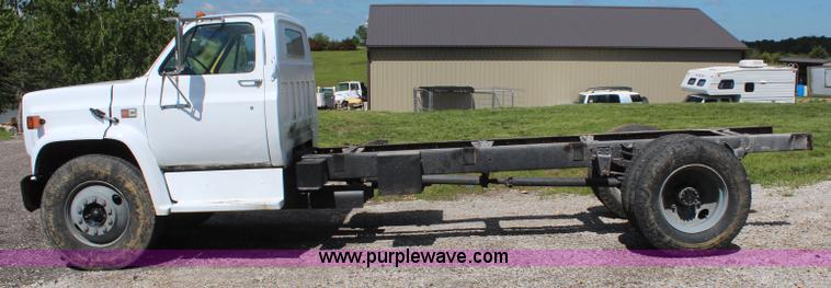 image for item K6892 1988 GMC TopKick truck cab and chassis