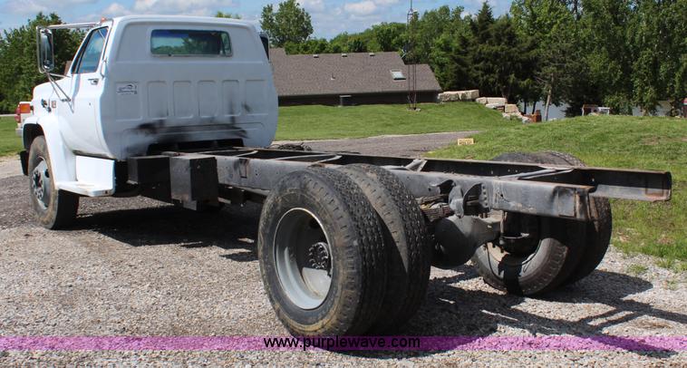 image for item K6892 1988 GMC TopKick truck cab and chassis