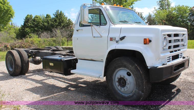 image for item K6892 1988 GMC TopKick truck cab and chassis