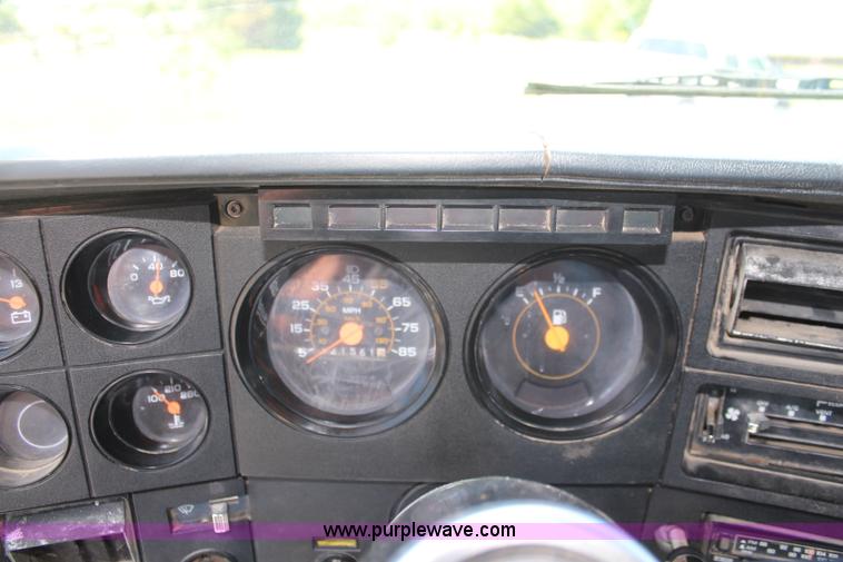 image for item K6892 1988 GMC TopKick truck cab and chassis