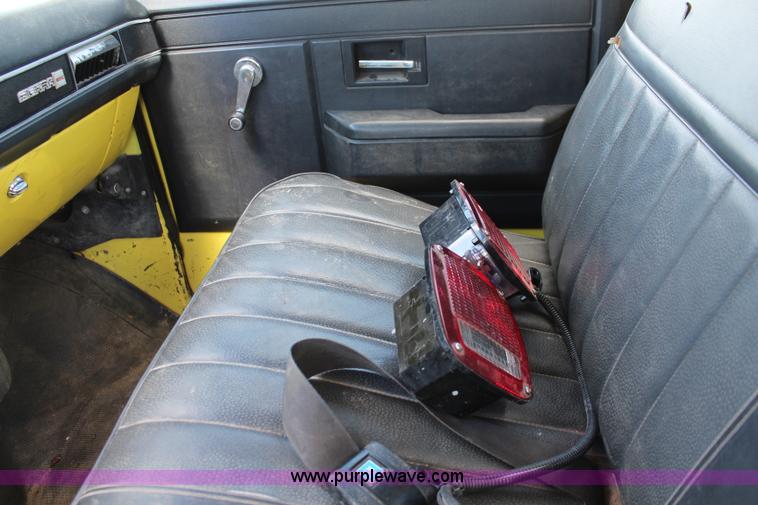 image for item K6892 1988 GMC TopKick truck cab and chassis