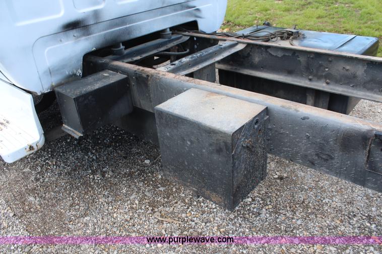 image for item K6892 1988 GMC TopKick truck cab and chassis