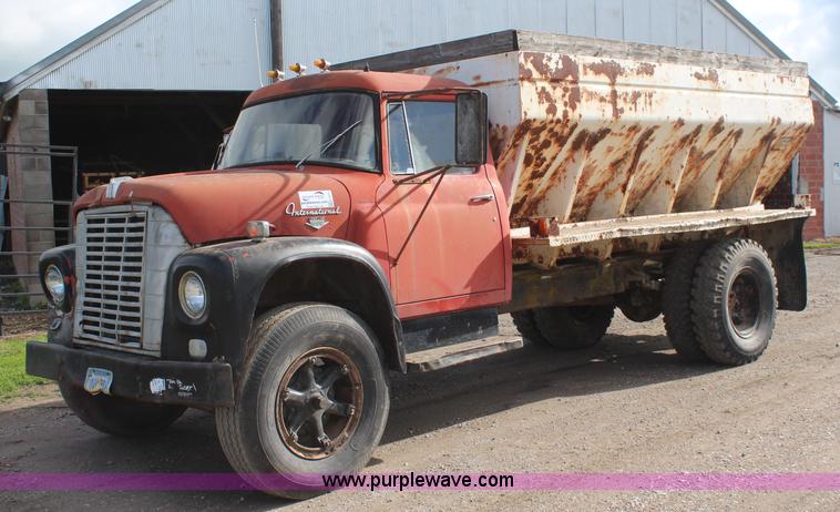 image for item K6975 1967 International Loadstar 1600 applicator truck