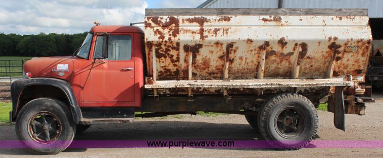 image for item K6975 1967 International Loadstar 1600 applicator truck