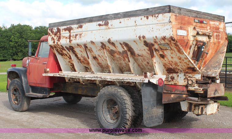 image for item K6975 1967 International Loadstar 1600 applicator truck