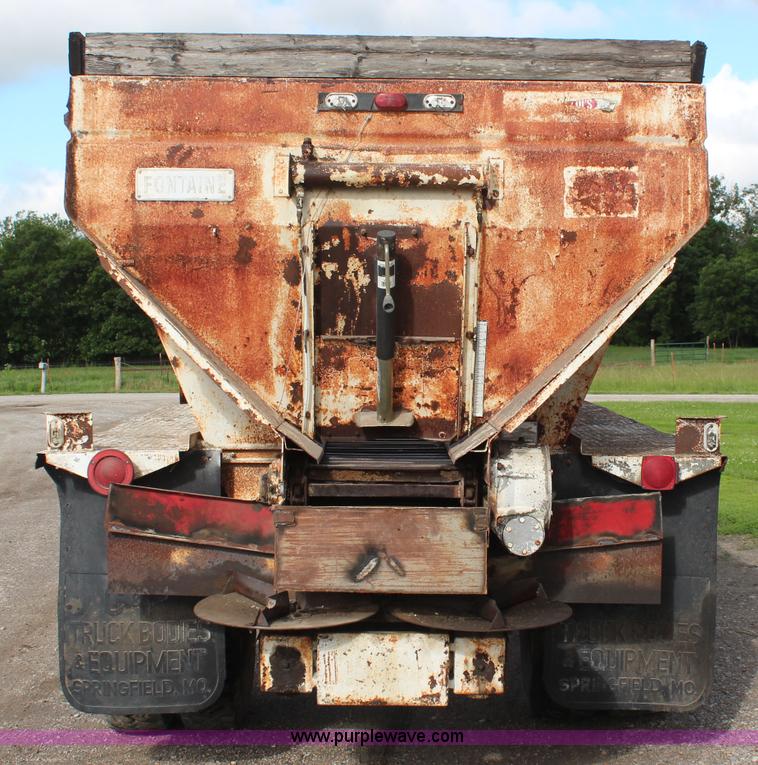 image for item K6975 1967 International Loadstar 1600 applicator truck